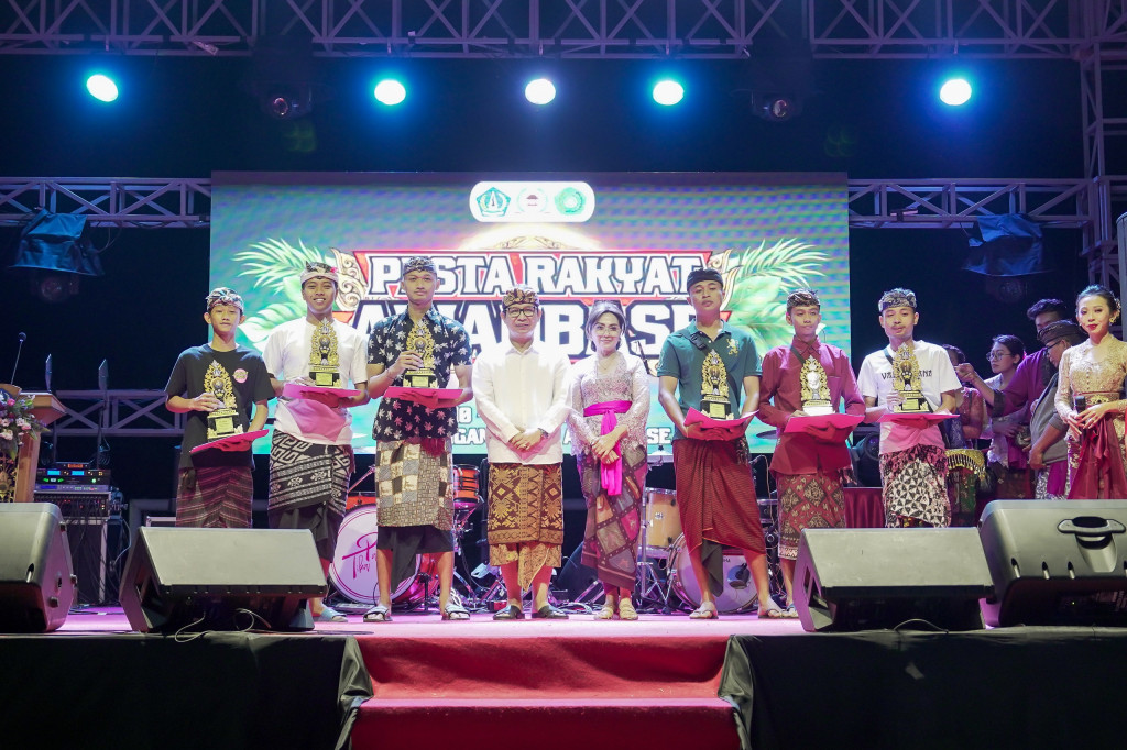 Sekda Adi Arnawa Tutup Pesta Rakyat Kelurahan Abianbase Tahun 2024